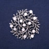 Broche-pendentif «Branches» œil-de-chat blanc, métal argenté, 60 mm
