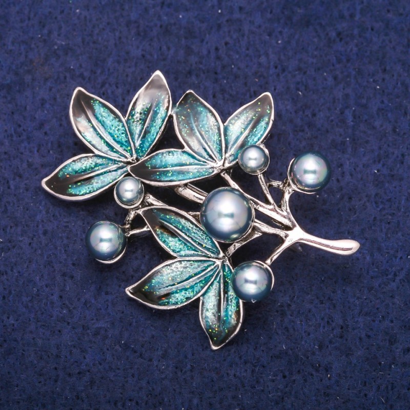 Broche Brindille avec Perle et Émail, métal argenté 38×47 mm