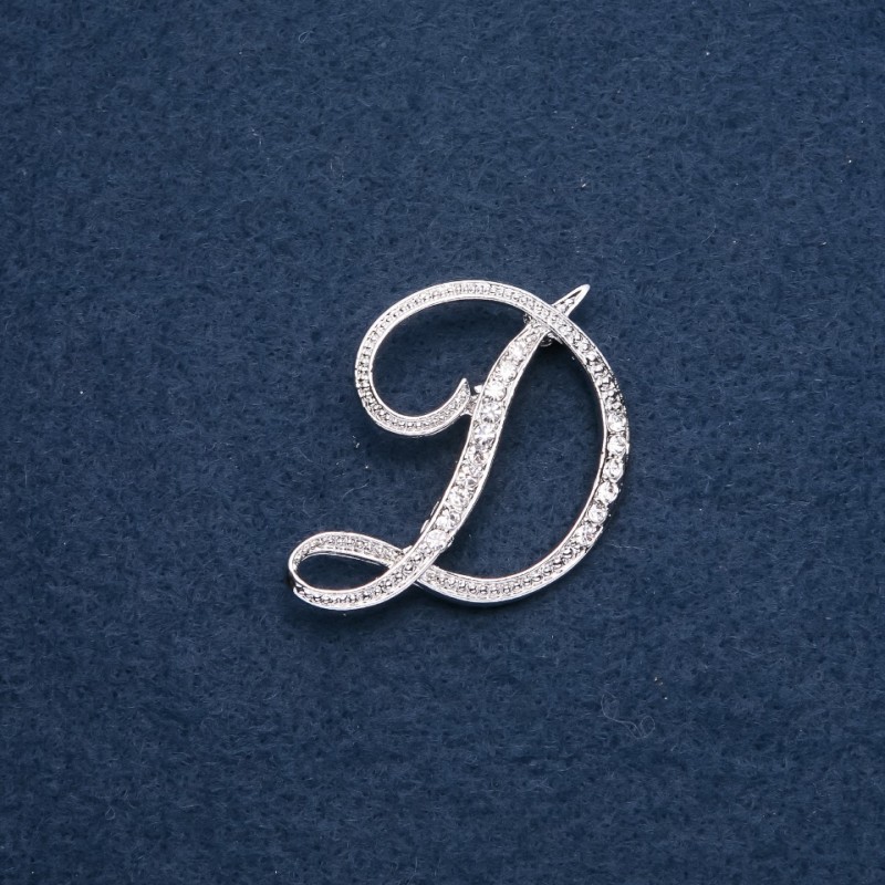 Broche initiale «D» 40 × 36 mm, couleur argent