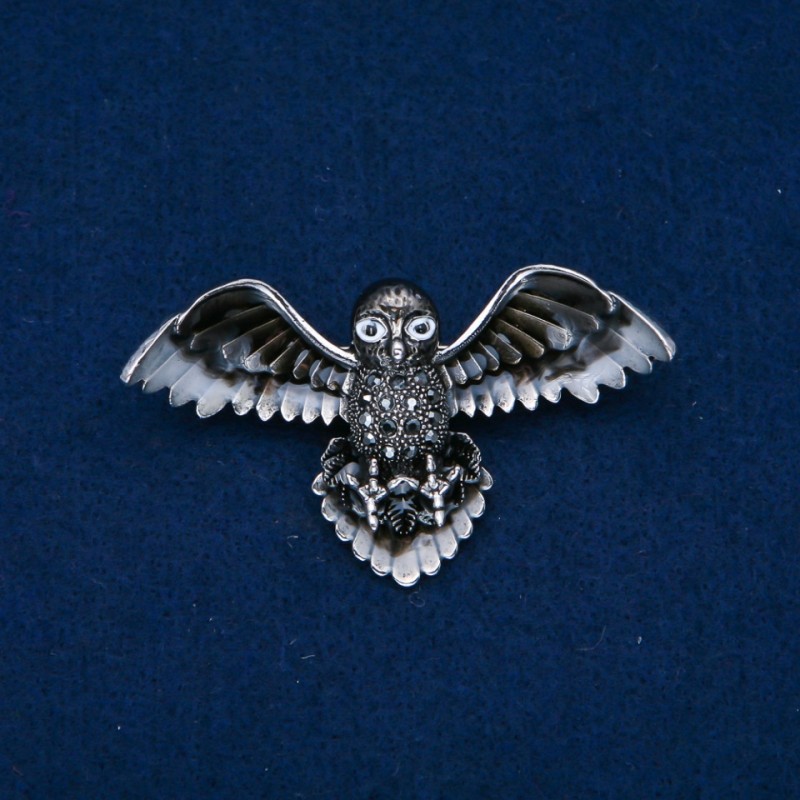 Broche «Oiseau» avec émail et strass gris, métal argenté 65×35 mm +