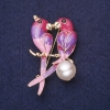Broche perroquets avec perles nacrées sur une branche, émaillée, strass, couleur violette-lilas-rose-blanc, 49 × 28 mm, métal doré