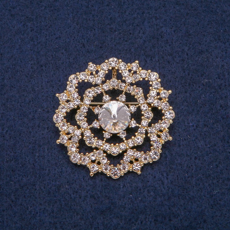 Broche en métal doré avec strass blancs 40×40 mm