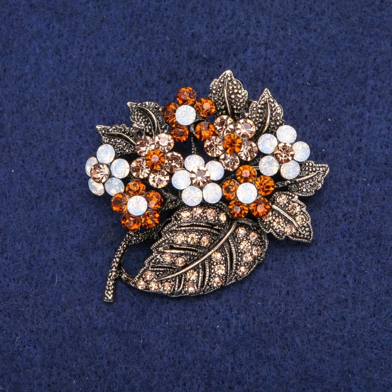 Broche Branche avec fleurs et strass, métal doré 43×50 mm