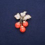 Broche « Cerises » avec perles et strass blancs, métal doré 38 × 45 mm