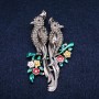 Broche perroquets émaillée et strass gris 42 × 67 mm