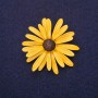 Broche fleur marguerite émaillée couleur jaune 40 mm métal doré
