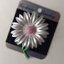 Broche en forme de fleur émaillée gris, rose et vert 64×49 mm