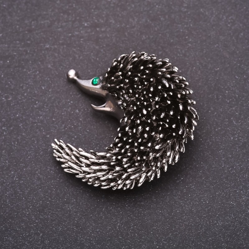 Broche pangolin à strass verts, 43 × 43 mm, métal gris