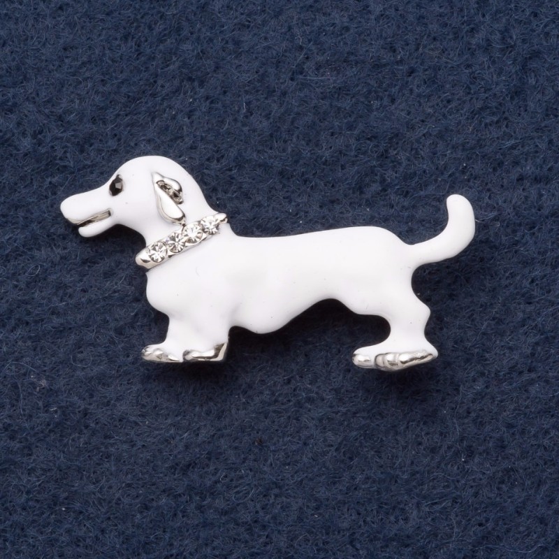 Broche «Teckel albinos» 4×2 cm, strass, émail blanc, métal gris