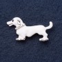 Broche «Teckel albinos» 4×2 cm, strass, émail blanc, métal gris