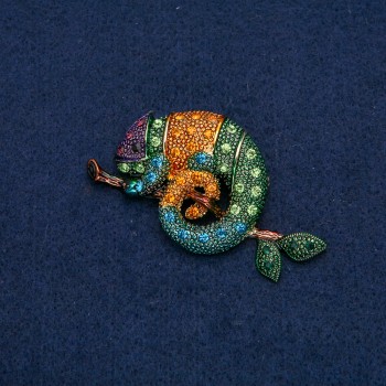 Broche Caméléon en métal doré avec strass noirs, jaunes, verts, bleu clair, violets et vert foncé 63 × 35 mm