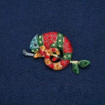 Broche Caméléon en métal doré avec des strass noirs, jaunes, verts, rouges, verts foncés et bleus 63 × 35 mm +