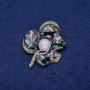 Broche en forme de fleur avec nacre d'Haliotis et strass, 41 × 51 mm, métal doré