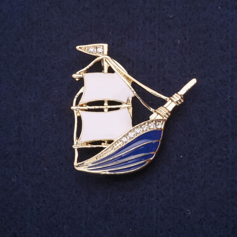 Broche Navire dorée en métal et émail avec strass 37×40 mm +