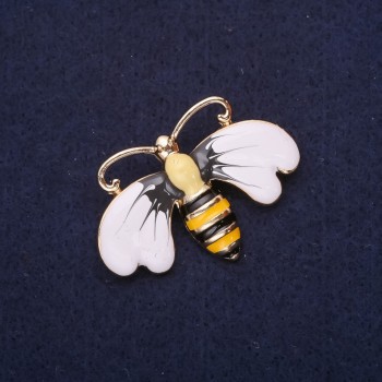 Broche Abeille-Motyle émaillée couleur blanc, jaune, gris et noir 41 × 30 mm métal doré