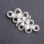 Broche perlée couleur argent blanc 50×40 mm