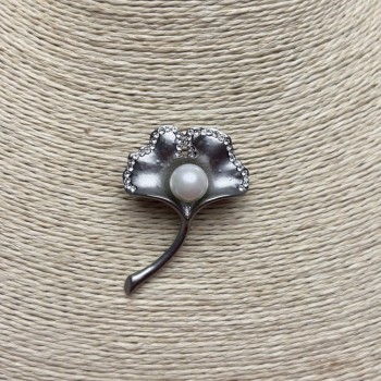 Broche Bouquet en métal argenté, perles de Majorque et strass, 45 × 32 mm +