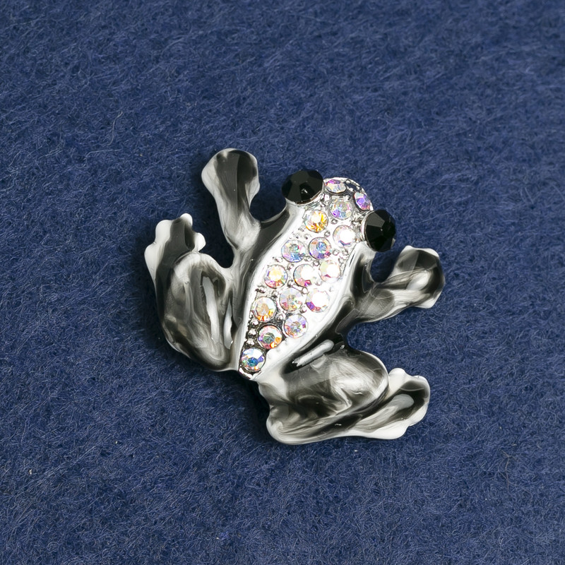 Broche grenouille en métal argenté, strass et émail 28×35 mm +