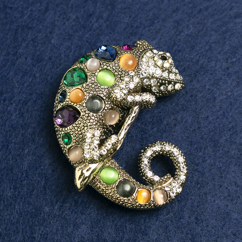 Broche Caméléon en métal doré, œil-de-chat et strass 52×46 mm +