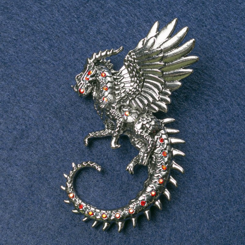 Broche Dragon argenté avec des strass rouges 64 × 50 mm+