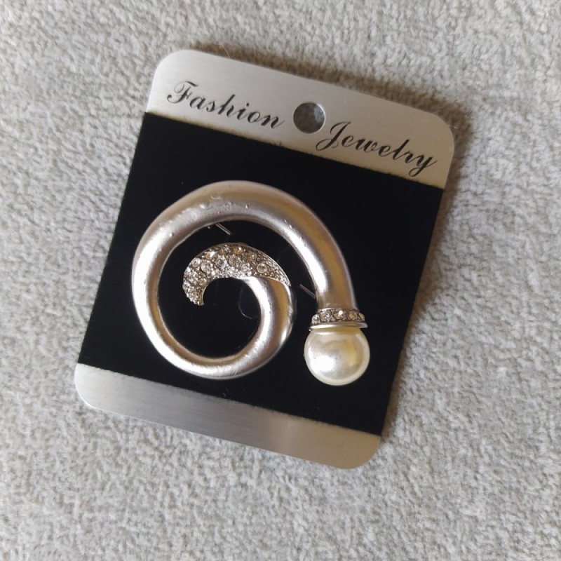Broche Volute avec perle et strass, métal clair 37 × 46 mm