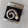 Broche Volute avec perle et strass, métal clair 37 × 46 mm