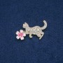 Broche Chaton avec fleur, strass blancs, émail coloré, métal doré, 40×25 mm +