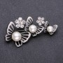 Broche papillon guirlande avec des perles blanches 65×32 mm métal
