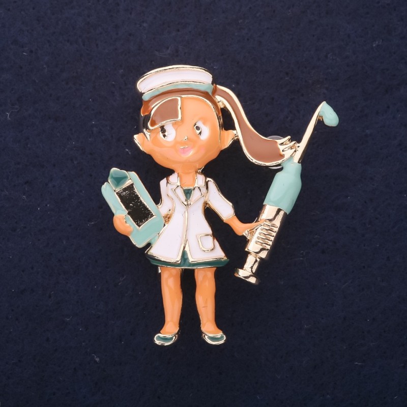 Broche «Médecin» émail blanc et bleu clair, 45 × 35 mm, métal doré