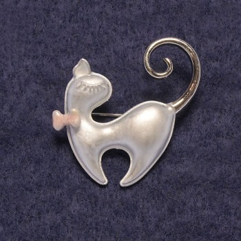 Broche Chat avec nœud rose, émail argenté, métal argenté 39 × 37 mm +
