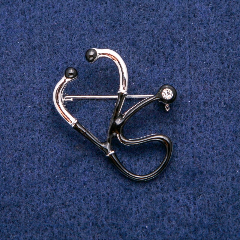 Broche Stéthoscope, strass blanc, émail noir, 33×29 mm, métal argenté