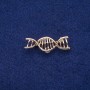 Broche « Spirale ADN » 13×40 mm, métal doré