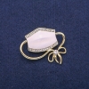 Broche-pendentif Masque émail blanc et strass, métal doré 37×41 mm