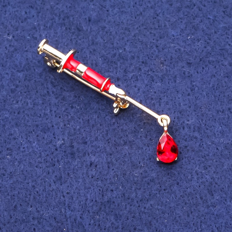 Broche seringue rouge cristal doré métal 10×45 mm