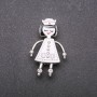 Broche infirmière émaillée blanche 42×26 mm, métal argenté