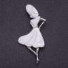 Pendantif-kinesh « Madame Nacre » couleur métal argenté, longueur 8,4 cm