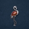 Broche-pendentif Flamant rose avec cornaline naturelle 85×30 mm