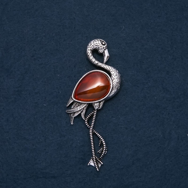 Broche-pendentif Flamant rose avec cornaline naturelle 85×30 mm