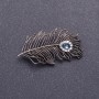 Broche «Plume argentée» couleur métal argenté 5×2,5 cm