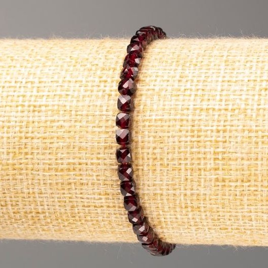 Bracelet en grenat, cubes facettés, diamètre 4 mm ±, longueur 18 cm (élastique)