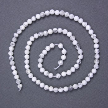 Perles de howlite naturelles, boule facetée, diamètre 4 mm ± sur fil, longueur 39 cm+