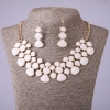 Parure collier et boucles d'oreilles à émail blanc, longueur 46-52 cm