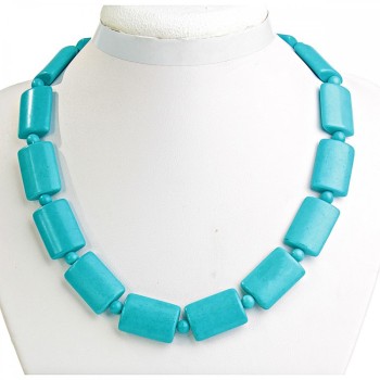 Collier bleu turquoise en pierres rectangulaires 18 x 25 mm ± et une bille entre elles, longueur 49 cm+