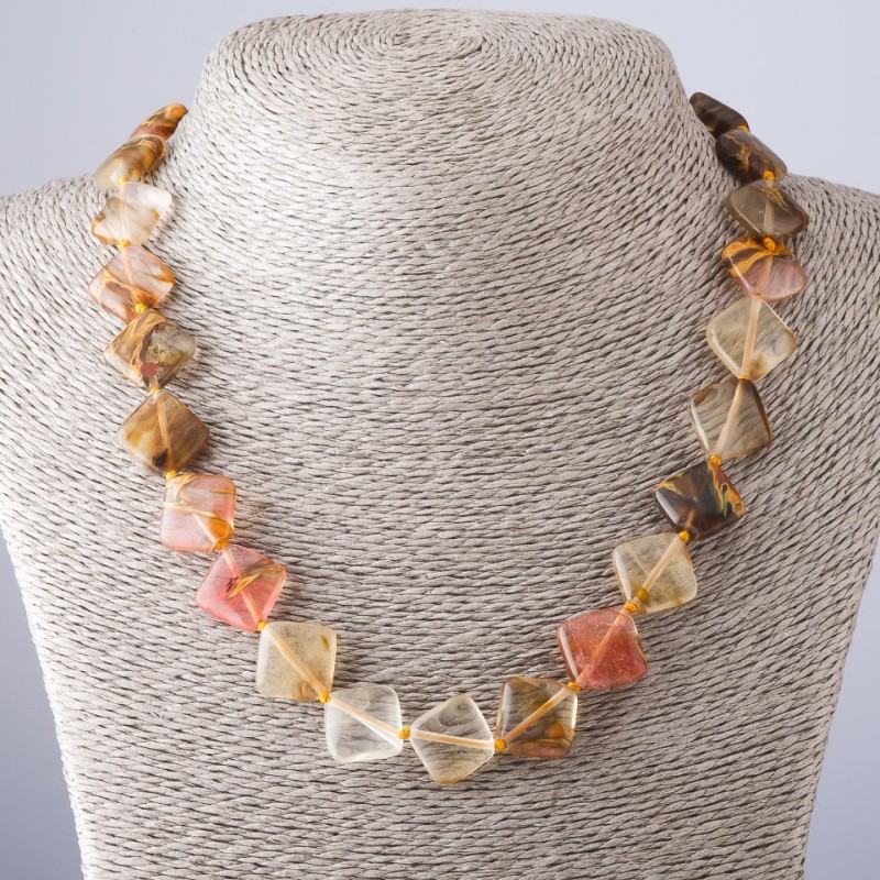 Collier en calcédoine, forme de losanges, longueur 47 cm, diamètre 14 × 14 mm