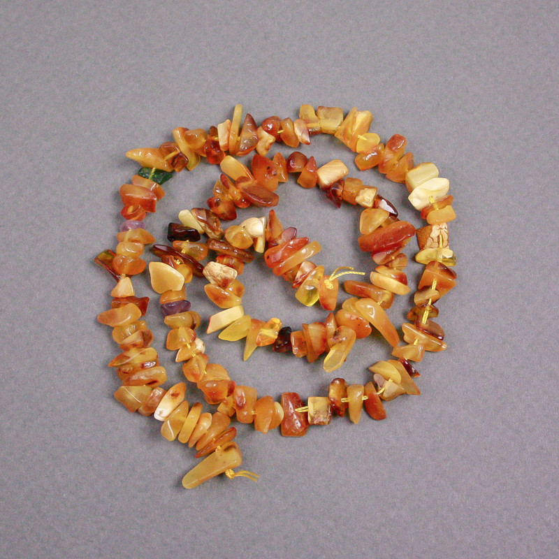 Perles sur fil – éclats d'ambre, diamètre 8×3 mm ±, longueur 39 cm ±