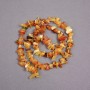 Perles sur fil – éclats d'ambre, diamètre 8×3 mm ±, longueur 39 cm ±