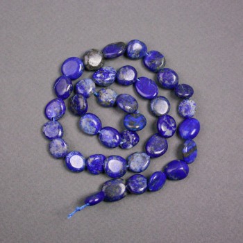 Perles
sur fil de lapis-lazuli, pierre naturelle, galetées, diamètre 11×10×5 mm ±, longueur 40 cm+