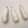 Pendentif en howlite en forme de goutte 42×15 mm (±) – prix par pièce – avec imperfections