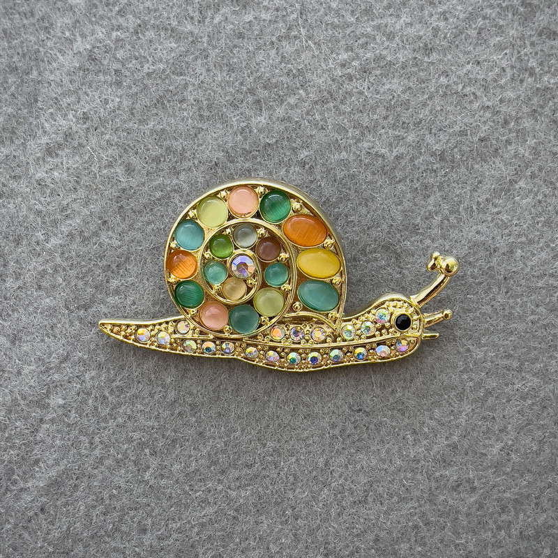 Broche «Escargot» œil de chat multicolore avec strass en métal doré clair 28×55 mm+