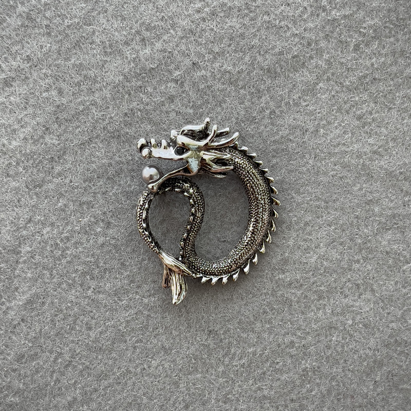 Broche-pendante Dragon avec perle, métal argenté 40×34 mm +